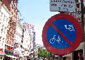 Señal prohibido el paso a bicis y motos.
